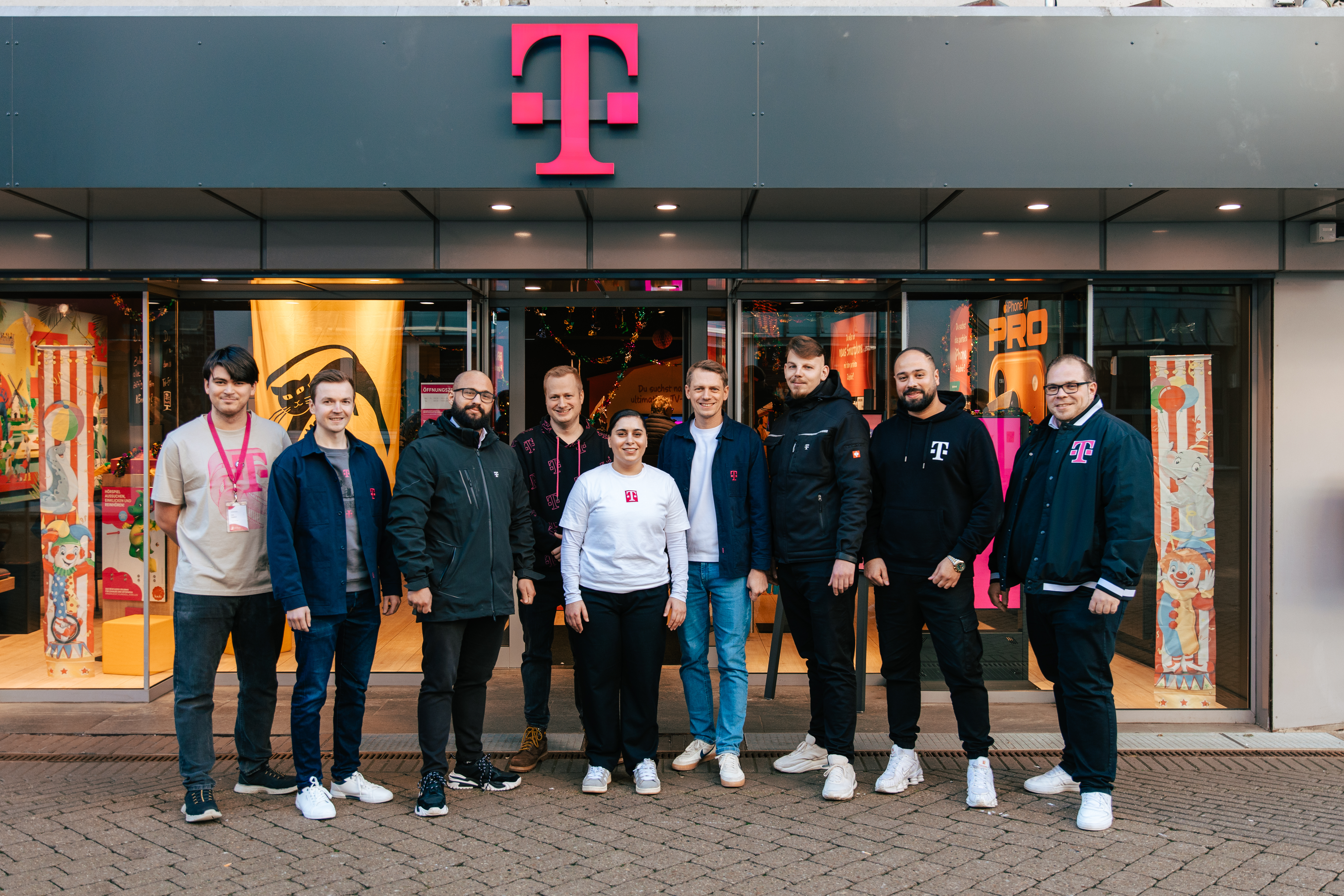 Das Voss Telekom Team vor dem Shop in Beckum